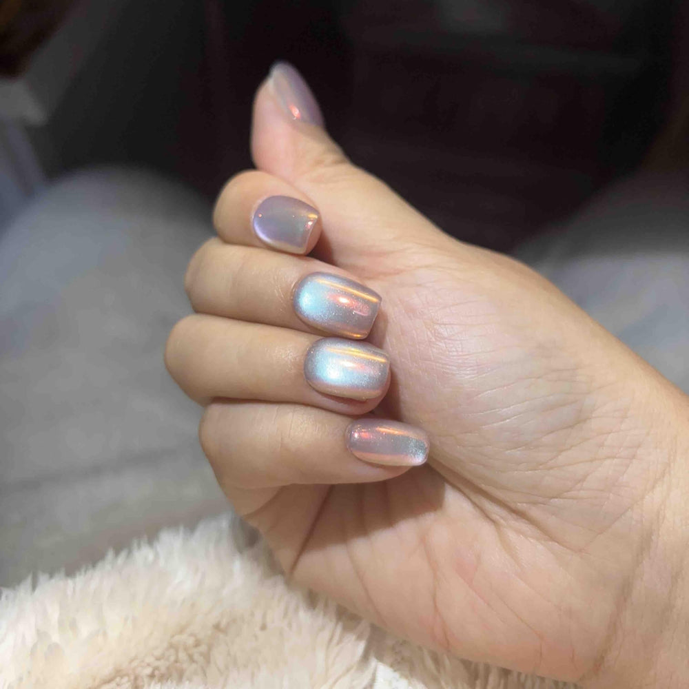 UNIYVOH magnetic shimmer nails showing subtle glow for evenings.