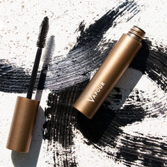 VAPOUR Astral Mascara on lashes demonstrates long-lasting lift without flaking.