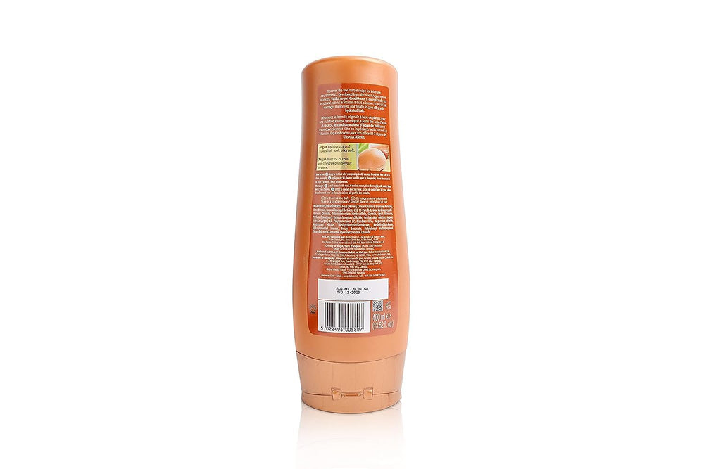 Vatika Naturals Moisturizing Conditioner label closeup highlights daily hydration with natural ingredients.