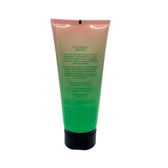 Bombshell Escape fragrance notes of juicy guava and peony evoke tropical freshness.