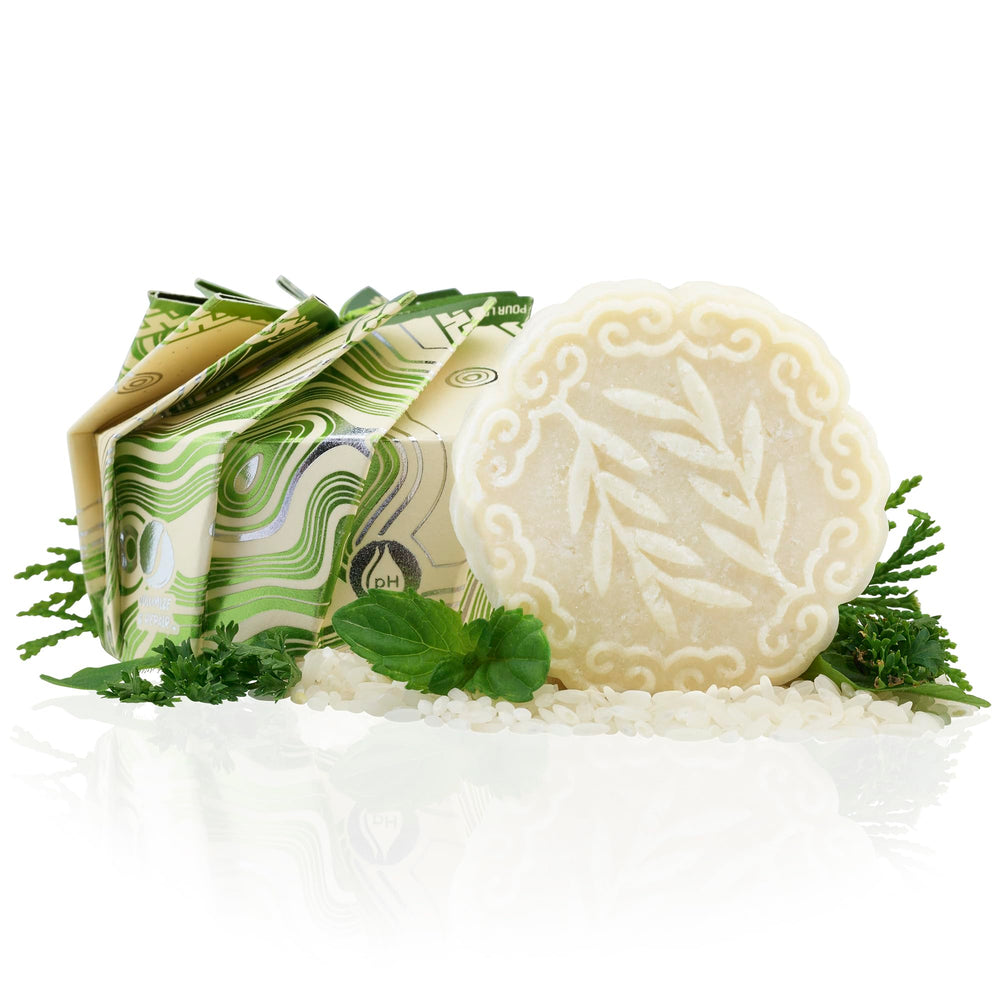 Viori Tea Tree Mint Shampoo Bar packaging highlights plastic-free design.