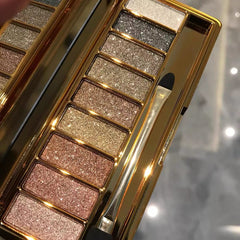 Effortless blending with Virtegasas shadows for smooth, seamless eye looks.