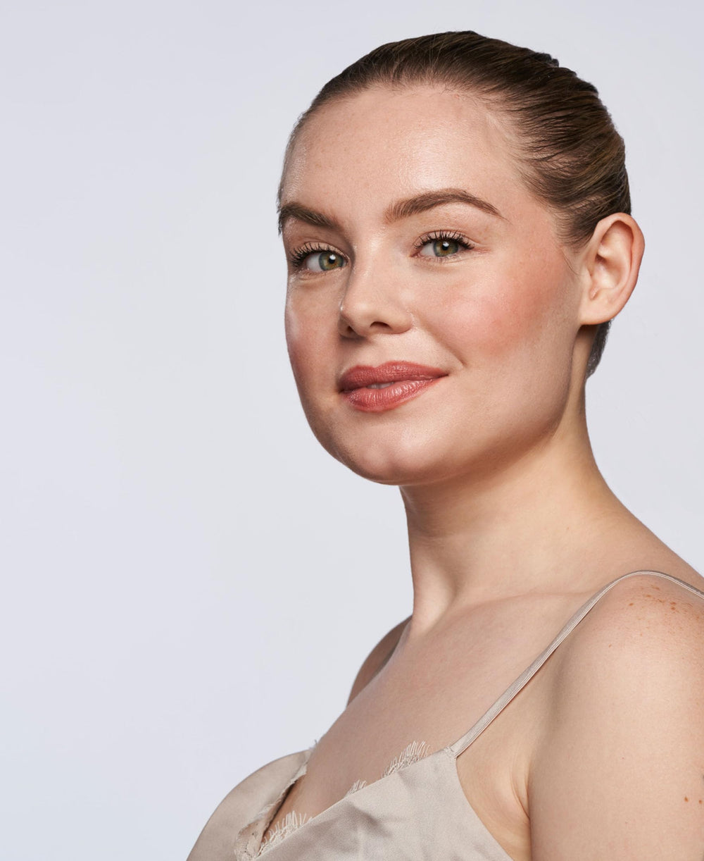 Wander Beauty On-the-Glow eye-highlight for soft eyelid luminosity.