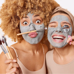 Mineral-rich Ghassoul clay with silica supports skin vitality.