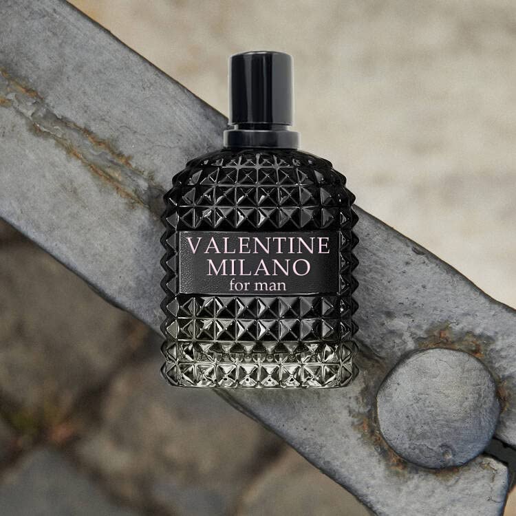 A CENTER Valentine set woman bottle close-up, delicate florals for everyday elegance.