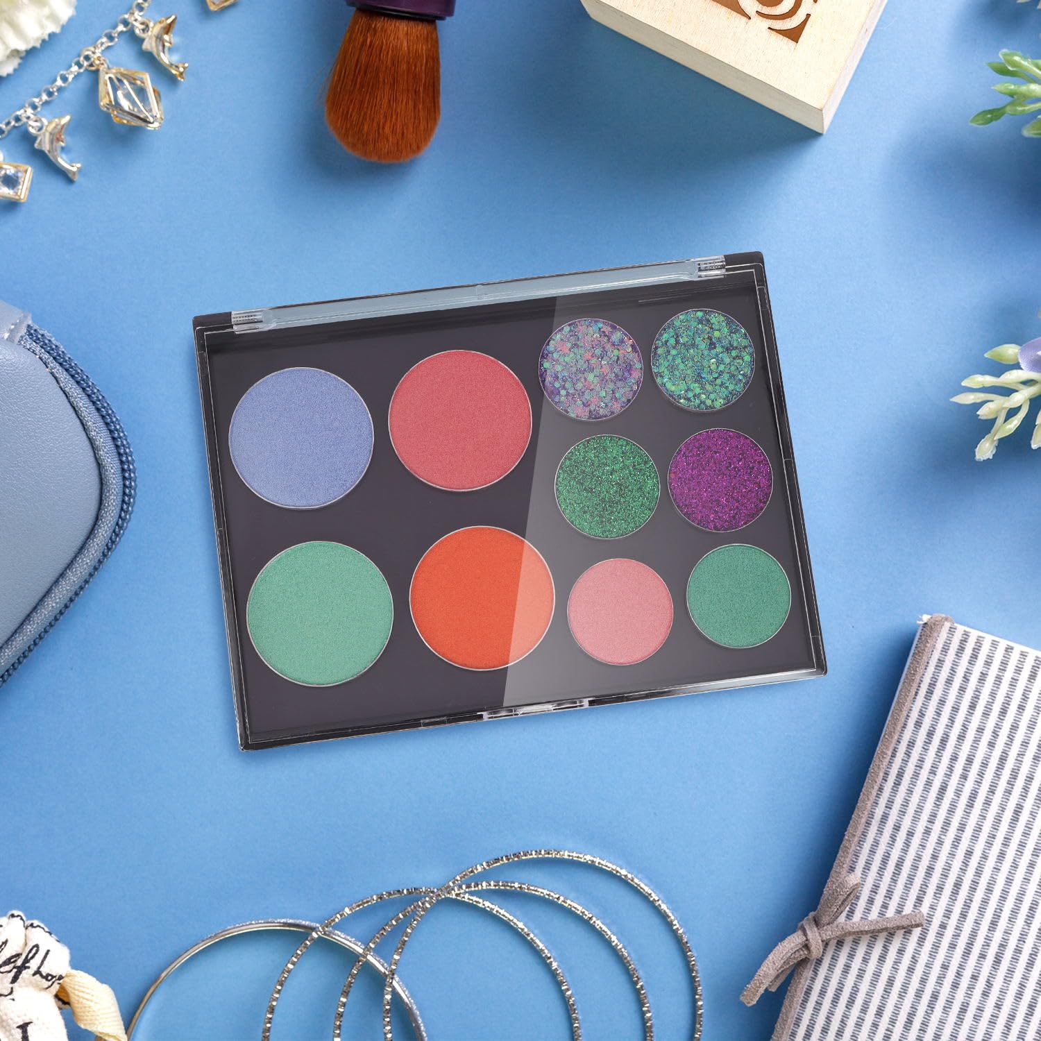 AJLTPA high-quality plastic palette facilitates makeup organization and reuse.