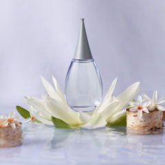 Alfred Sung Shi perfume spray in motion, citrus opening blending with warm woods.