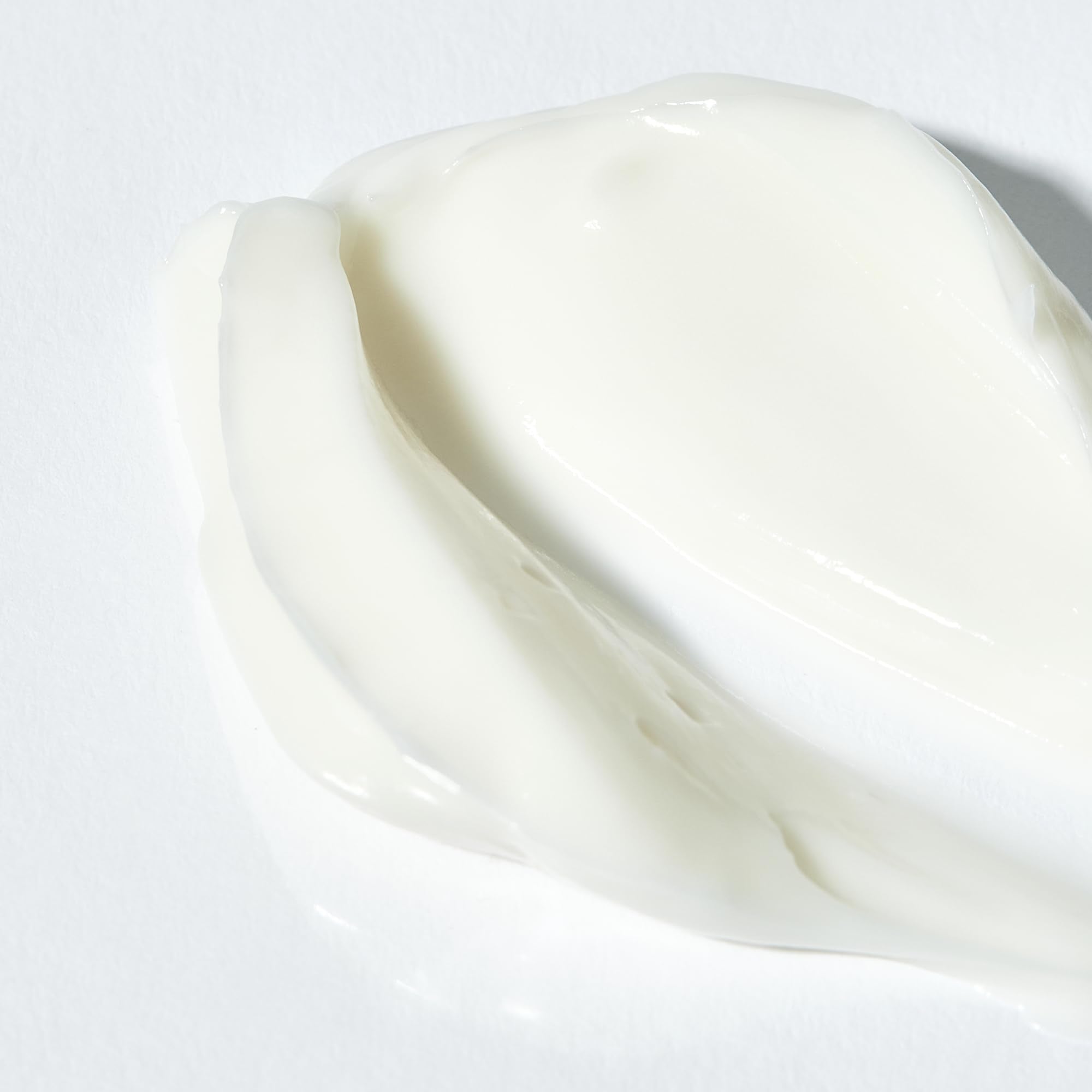 Packaging of Algenist moisturizer emphasizes clean vegan formula and barrier protection.