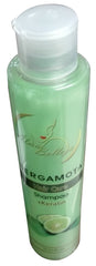Alma Belleza Bergamota hair strands glow, signaling smoothness and shine after washing.