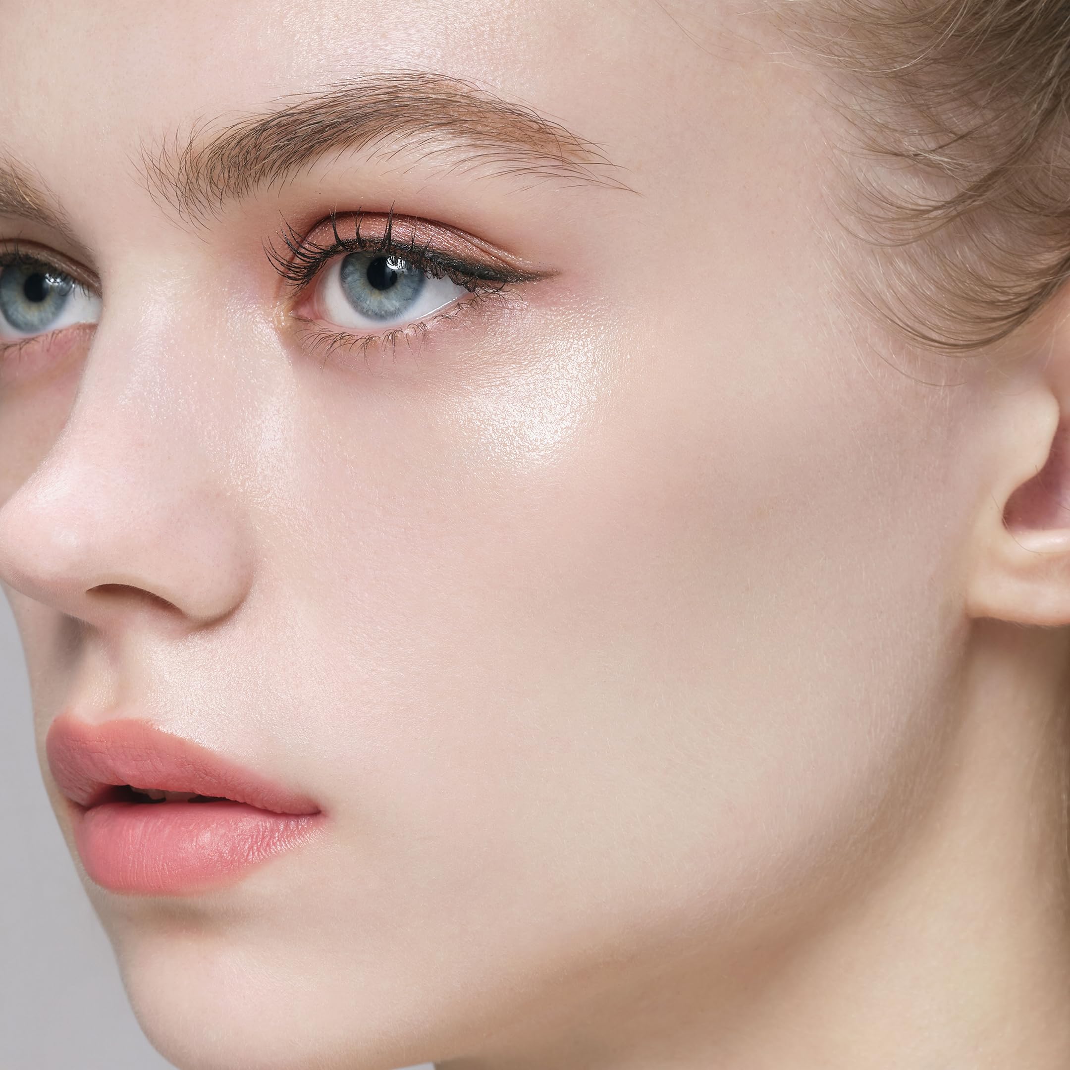 Hand application of ANNA SUI Gel Foundation Base highlighting pore-blurring effect