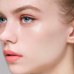 Hand application of ANNA SUI Gel Foundation Base highlighting pore-blurring effect