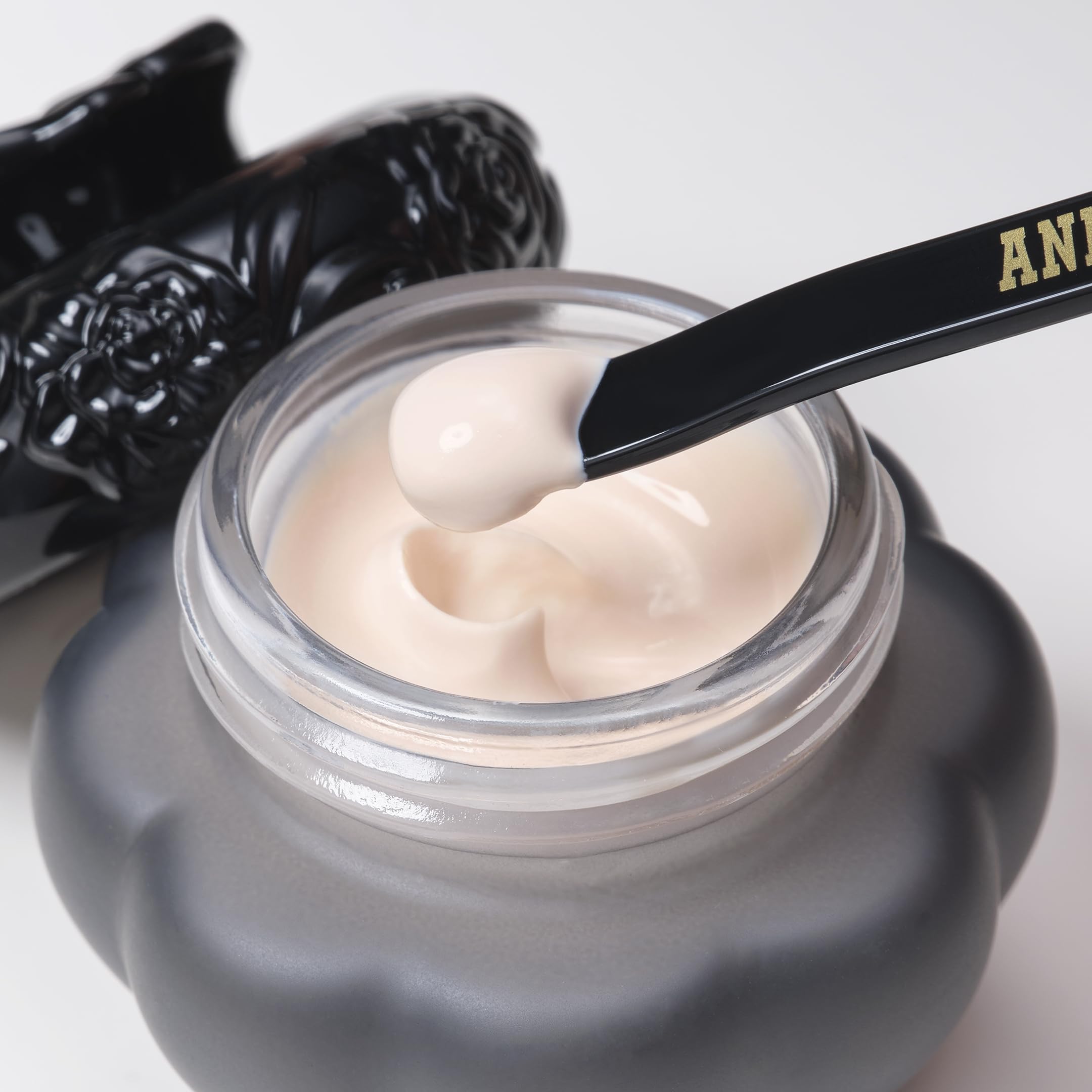 Pore blur focus on cheek after applying ANNA SUI Gel Foundation Base