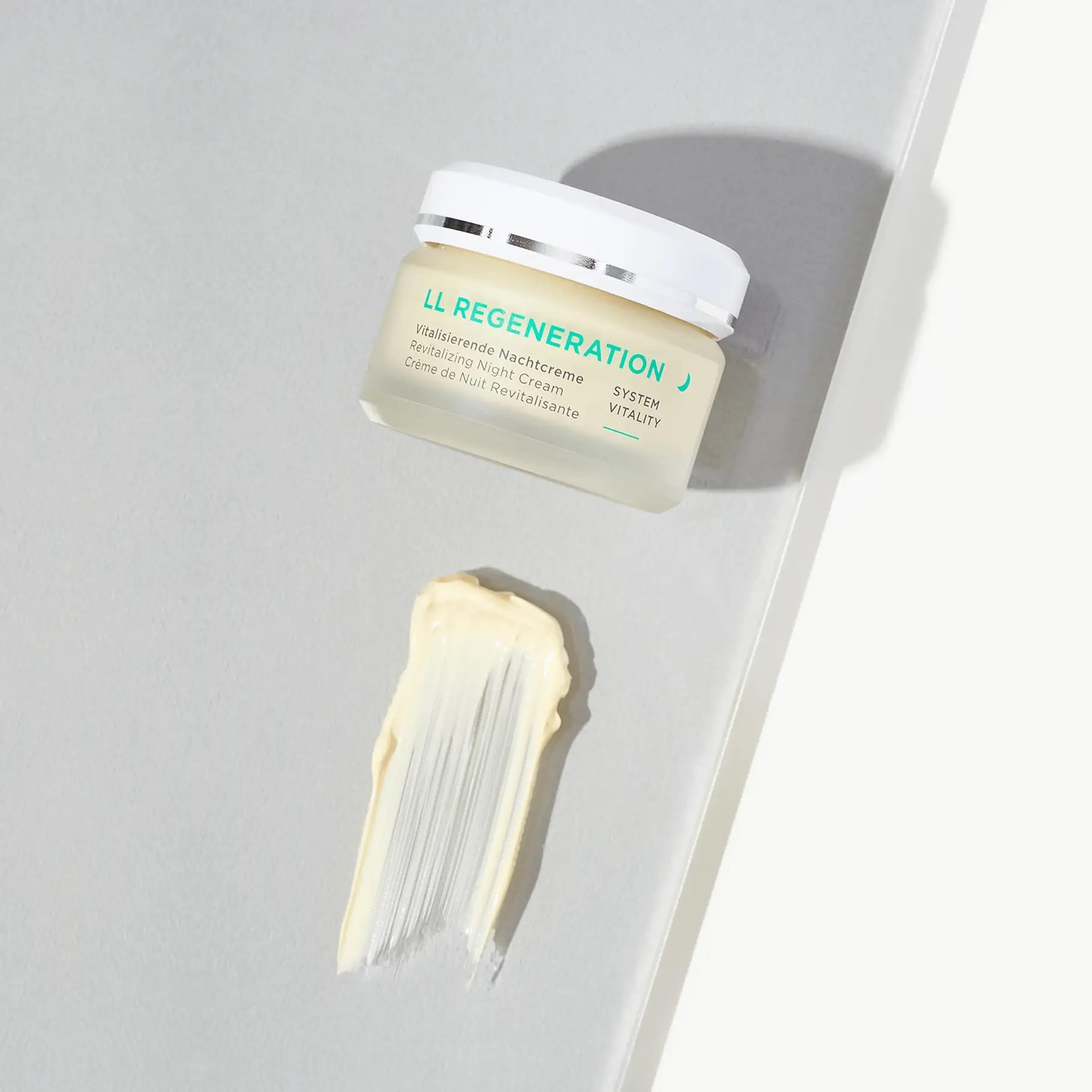 ANNEMARIE BORLIND free-from silicone and mineral oil, skin-friendly formula.