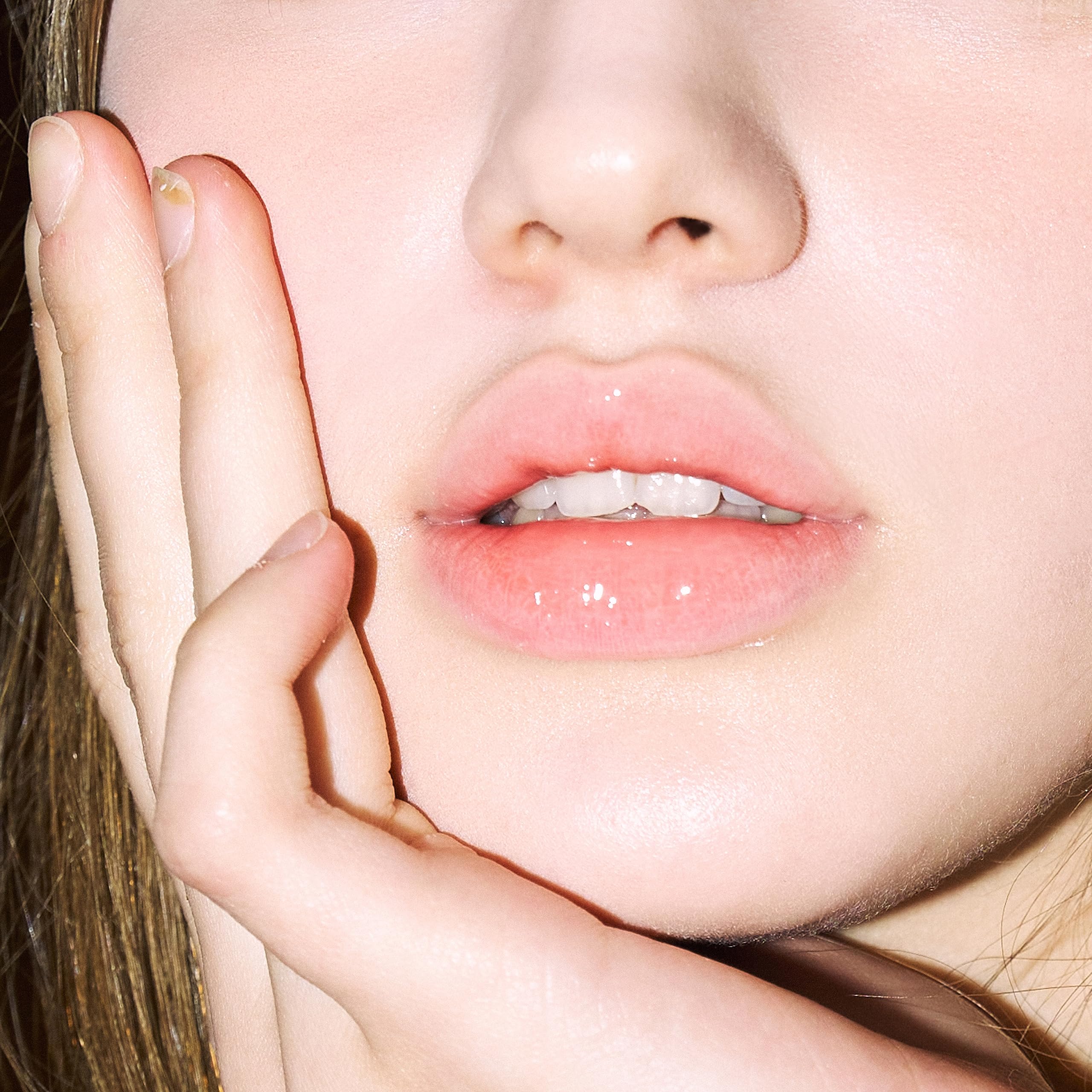 AOU GLOWY TINT BALM lips with a glossy finish after application