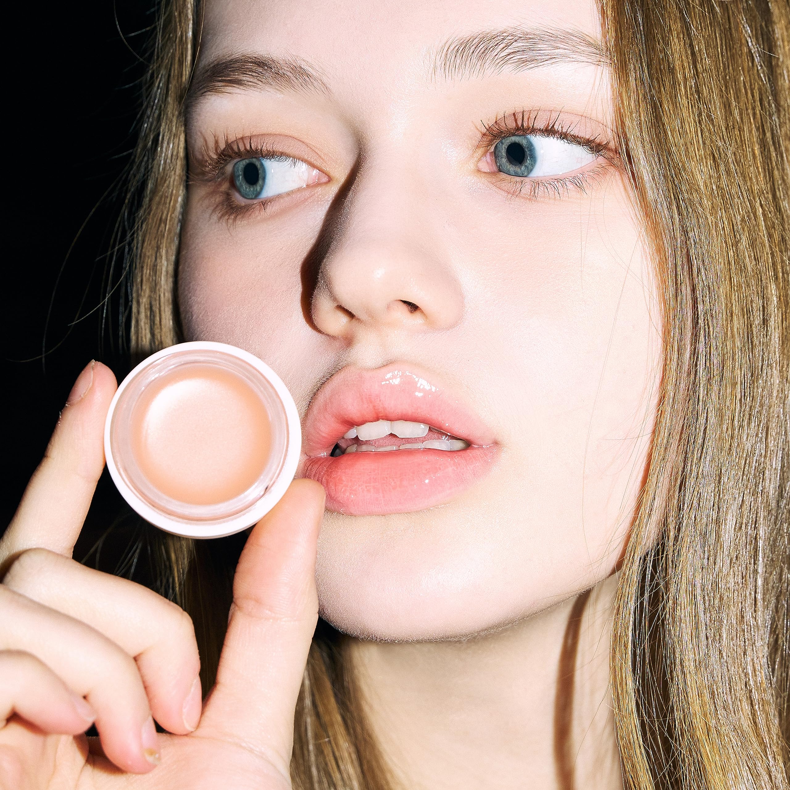 AOU GLOWY TINT BALM tube close-up for smooth application