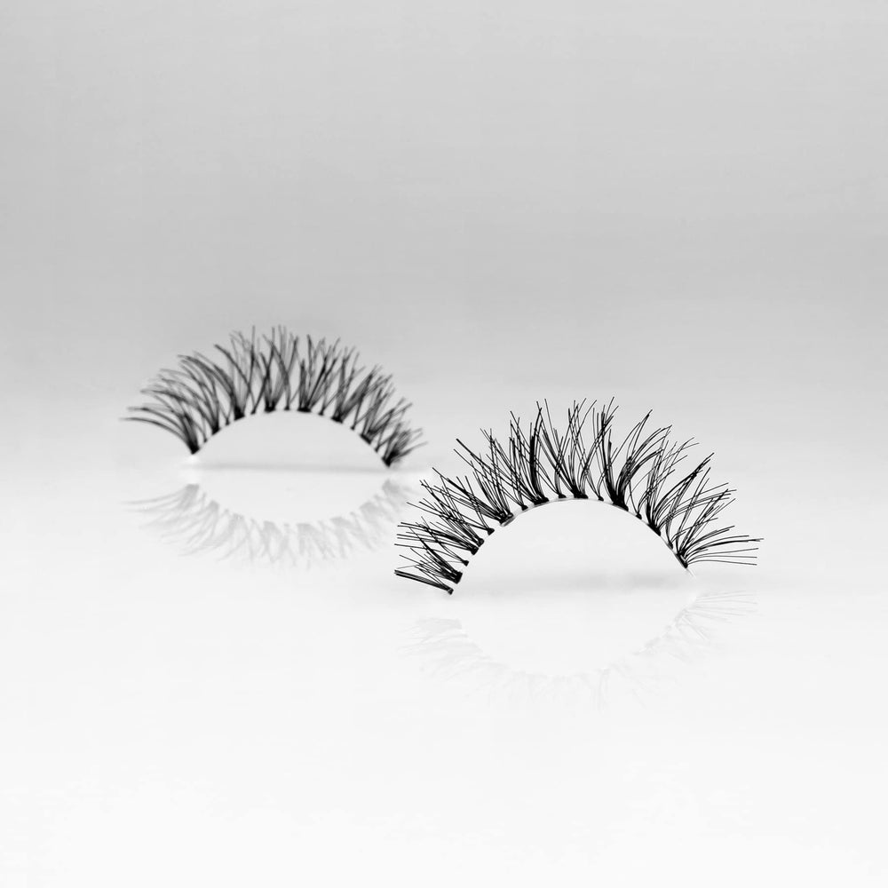Ardell Demi Wispies close-up of natural fibers for comfortable wear.