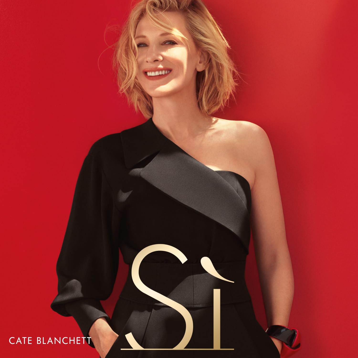 Armani Sì cloud-spray application demonstrates gentle diffusion ideal for day-to-evening wear.