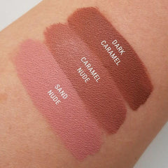 Aromi Sand Nude shade on lips with matte finish.