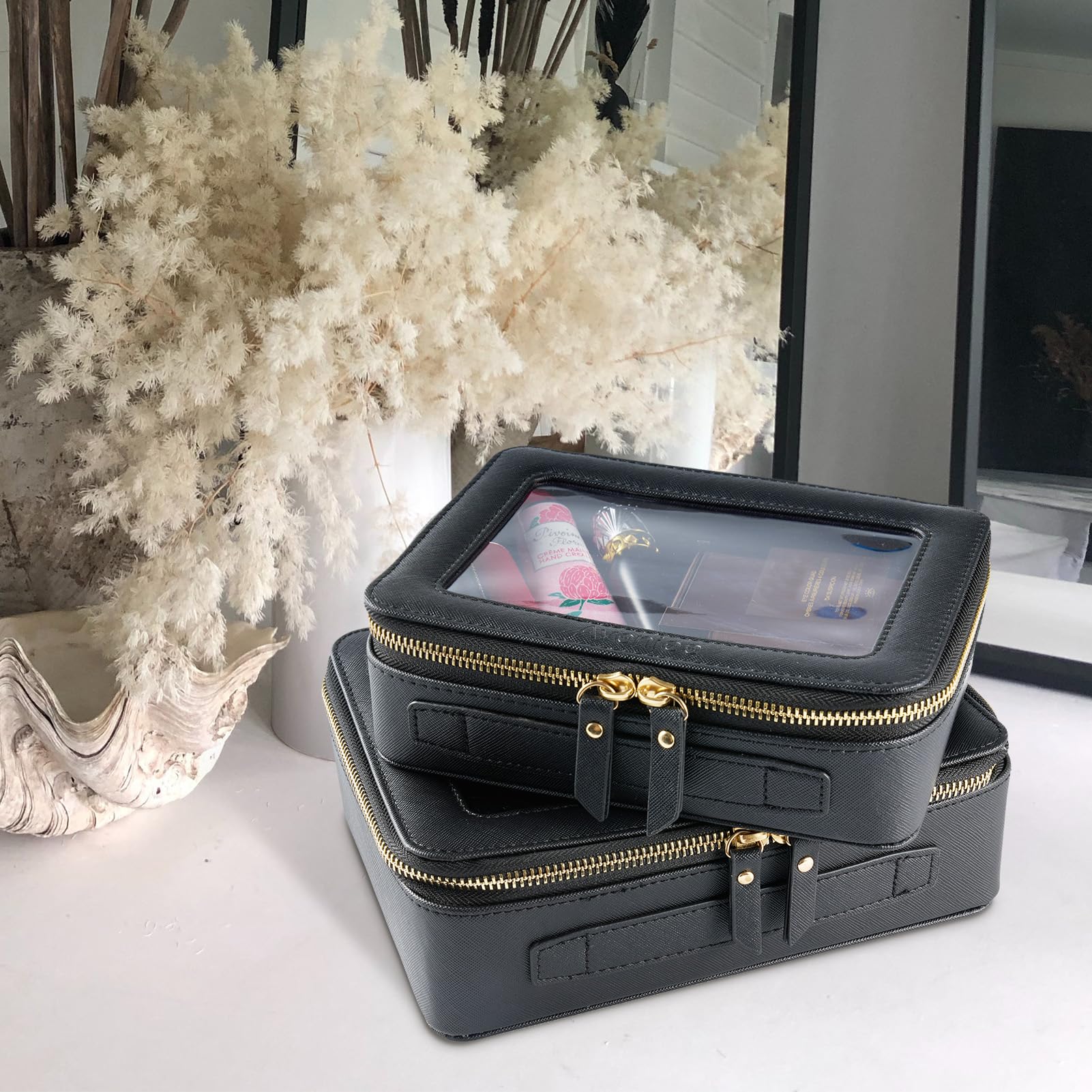 Aveniee polished metal zippers offer quiet, smooth access