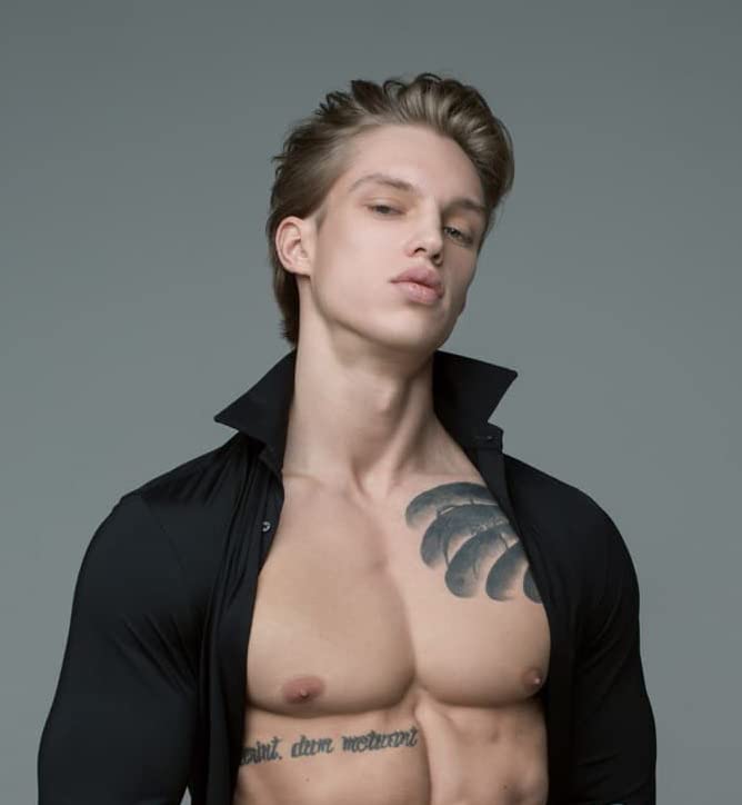 Avenue Man Sleek Finish slick-back look demonstrating controlled shaping and hold