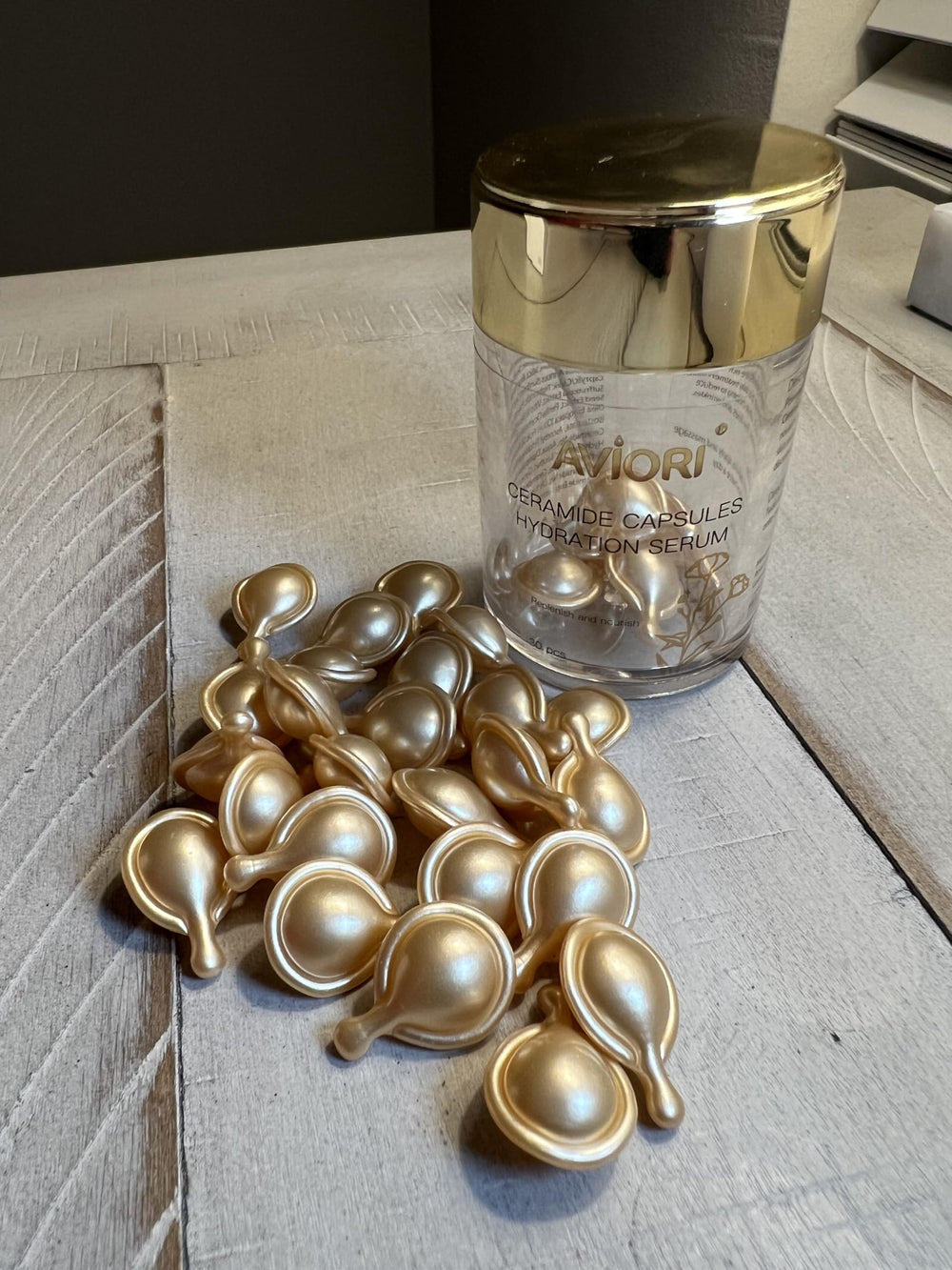 AVIORI Ceramide Capsules Serum droplet on skin illustrates quick absorption