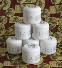 Bariani Olive Oil Face & Body Cream texture demonstrates easy absorption for all skin types.