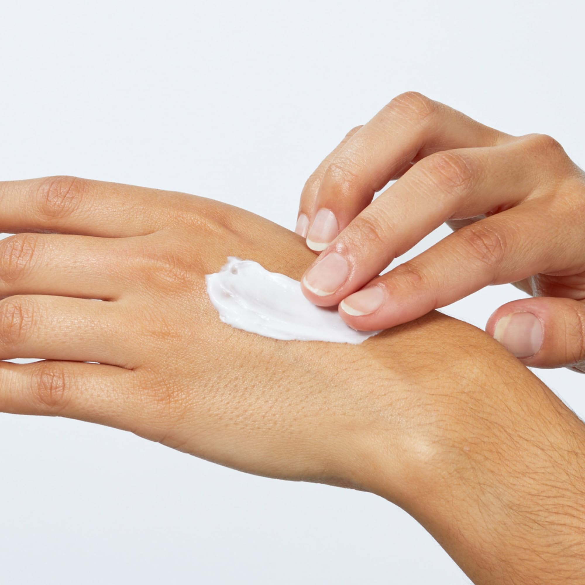 Non-greasy Beekman 1802 formula absorbs quickly for comfortable hands
