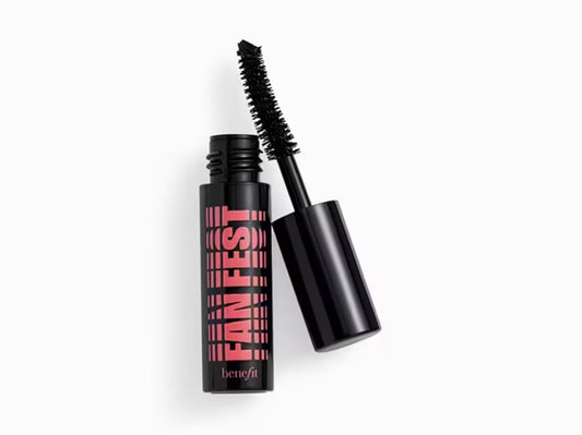 Benefit Fan Fest Mascara brush close-up shows the 40° curve lifting lashes