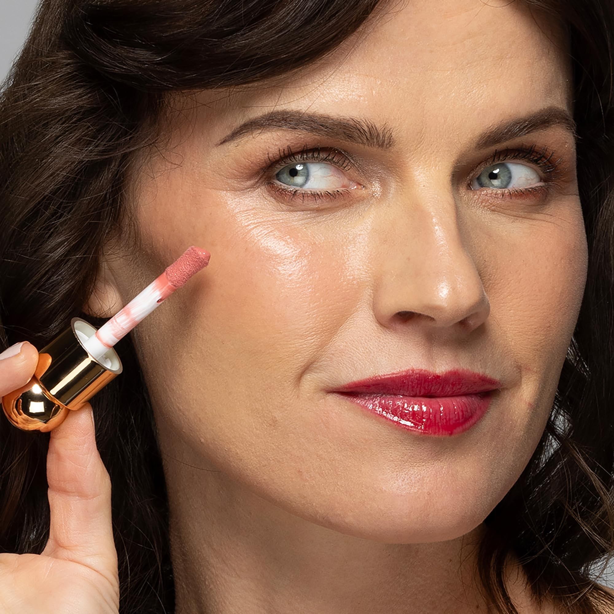 Billion Dollar Brows featherlight creamy blend enables smooth, easy application.