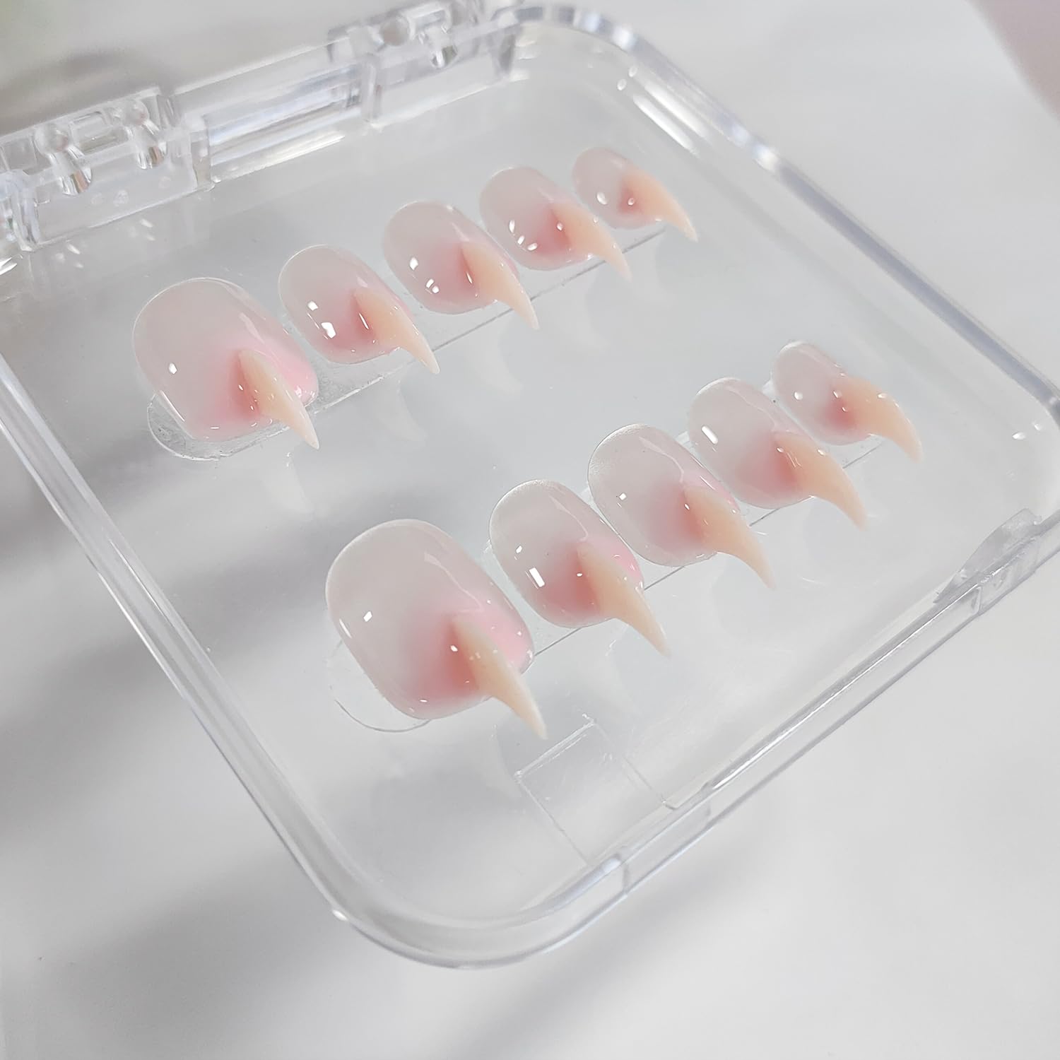 BRKYKGK Jelly glue sheet demonstrates secure, long lasting bond for daily wear.