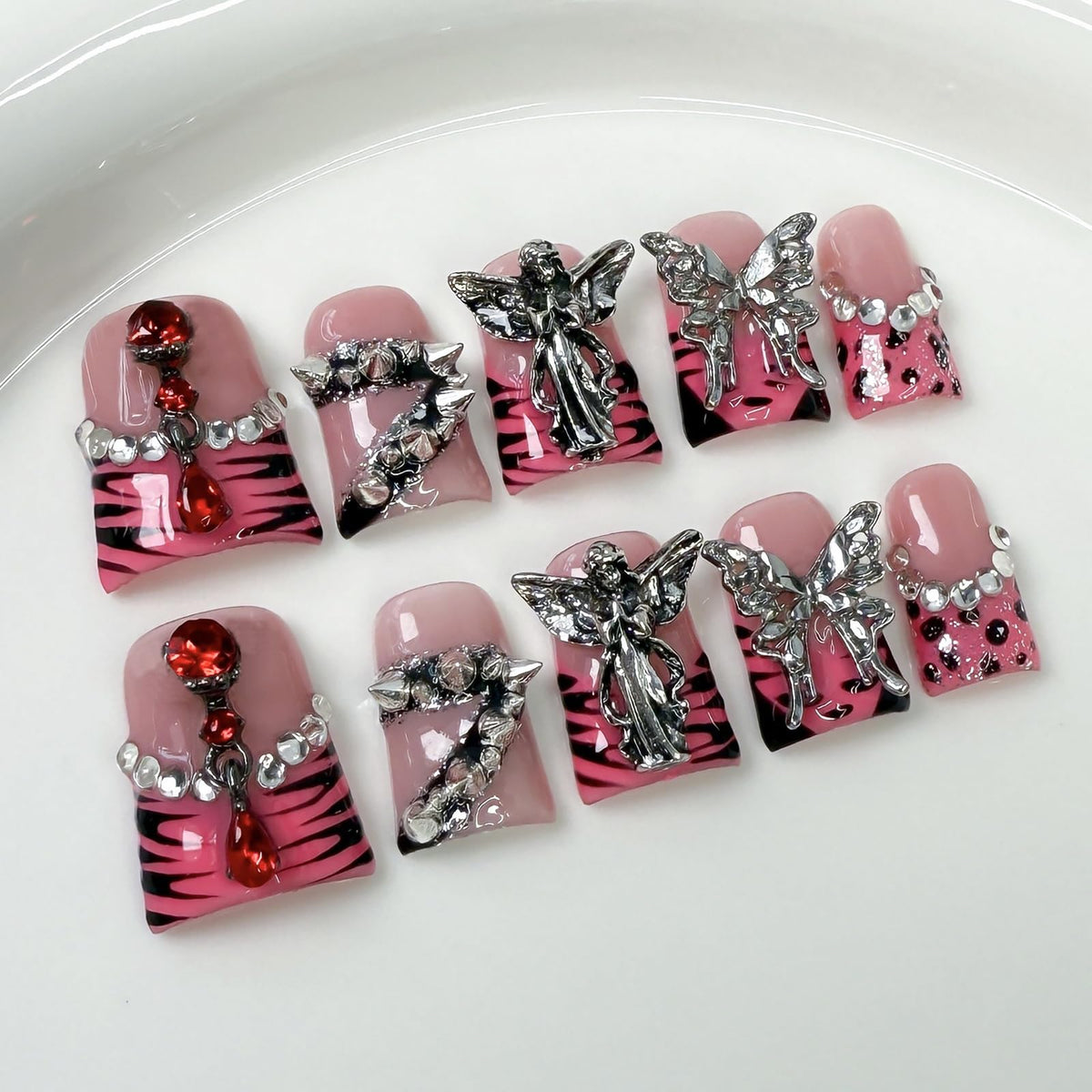 BRKYKGK short duck press-on nails with 3D gothic design for quick, stylish manicures.