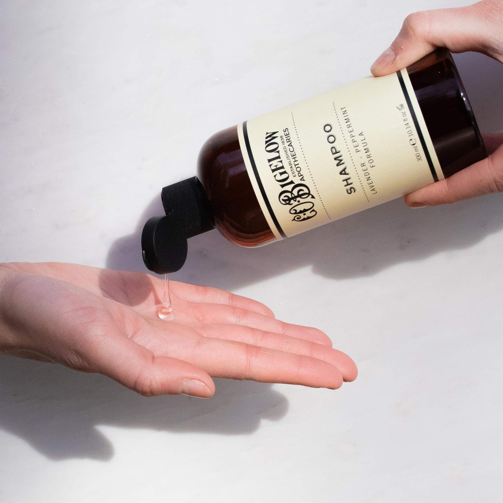 Mint droplets near bottle suggesting peppermint aroma for an invigorating wash.
