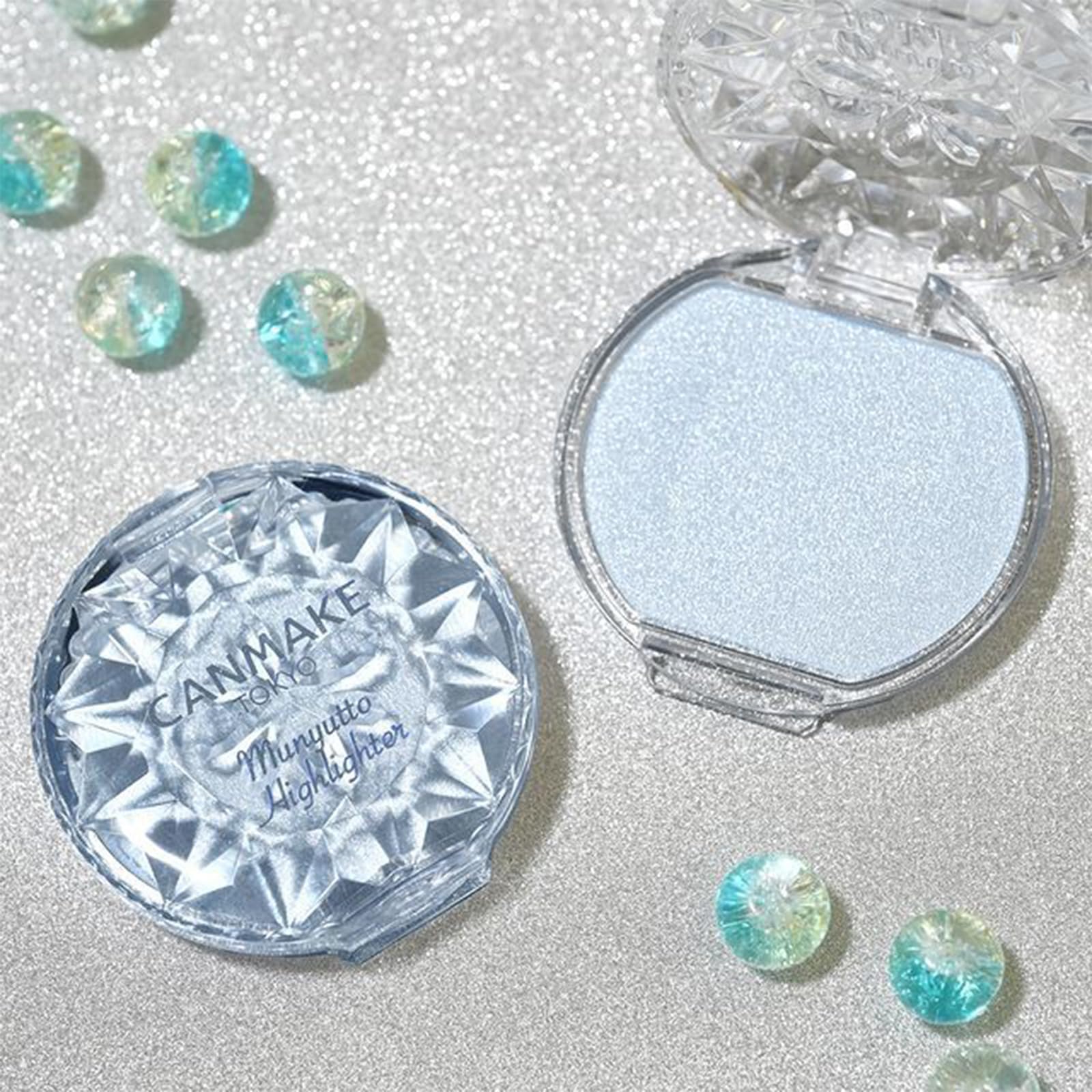 CANMAKE Munyutto Highlighter skin-friendly formula is fragrance-free.