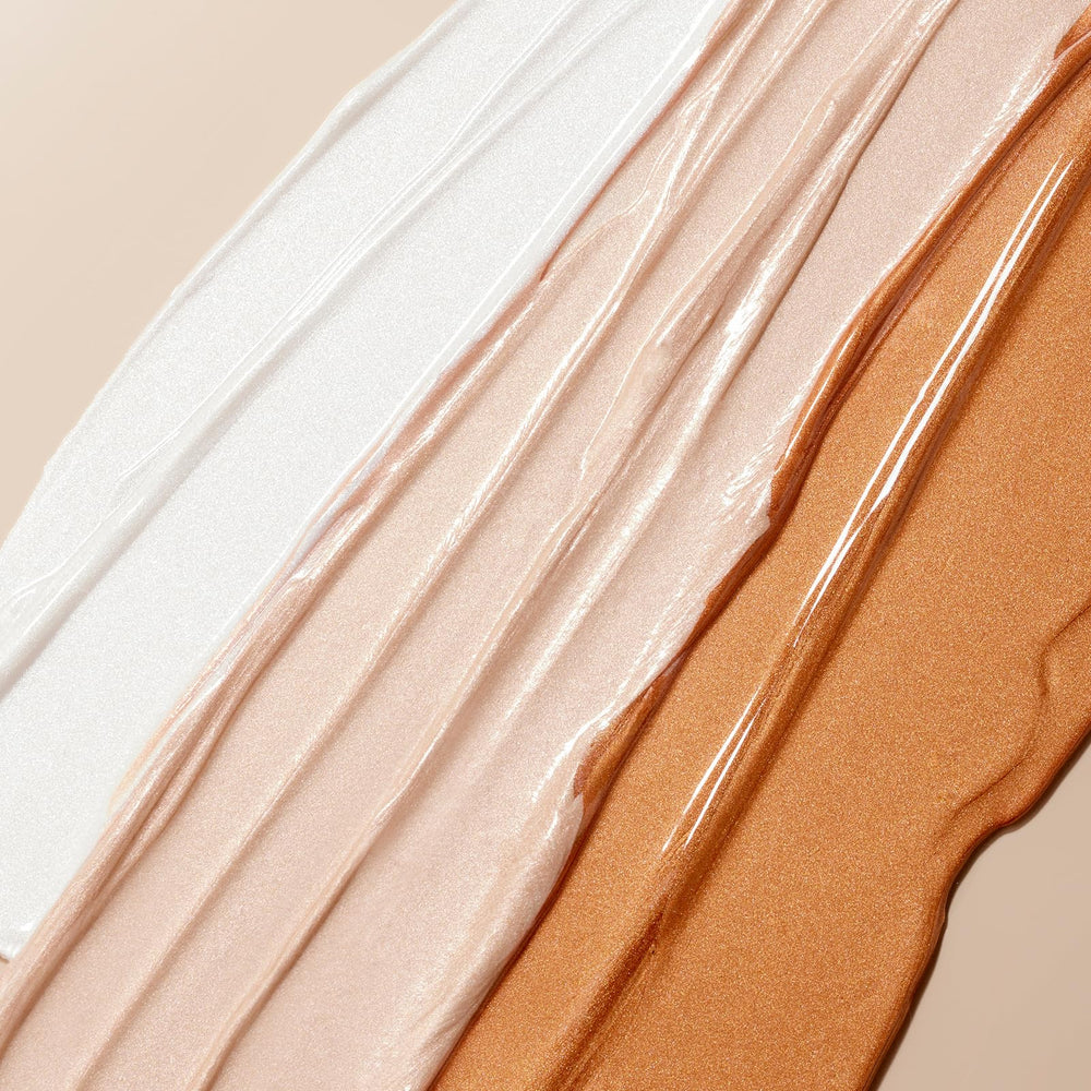 CARSLAN 3D Liquid Highlighter Champagne Gold texture blends softly for a smooth finish.
