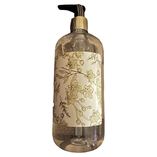 Castelbel Hand Wash Sandalwood Vanilla lather emphasizes rich scent and daily cleansing.