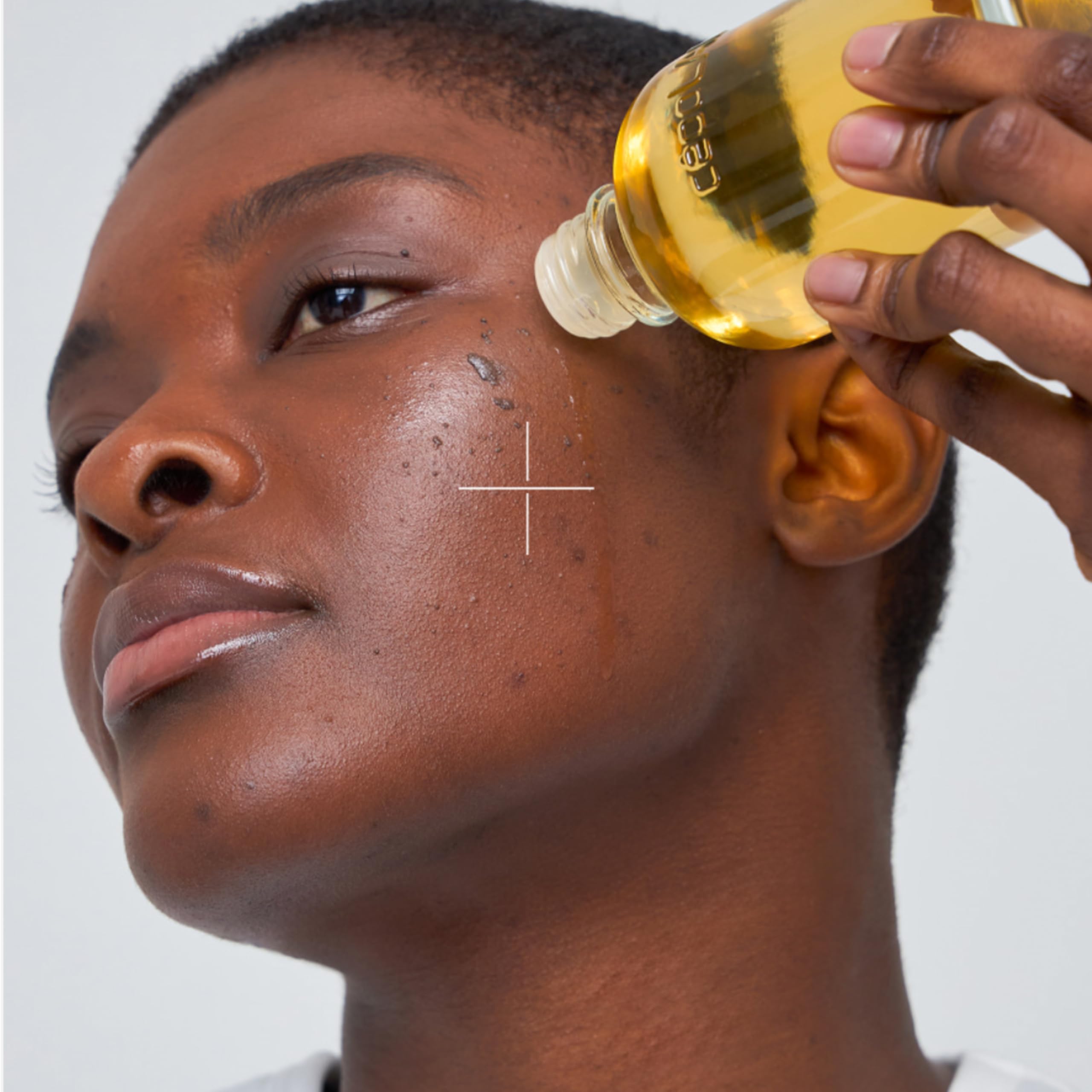 Minimal 5-ingredient formula graphic emphasizes clean beauty for sensitive skin.