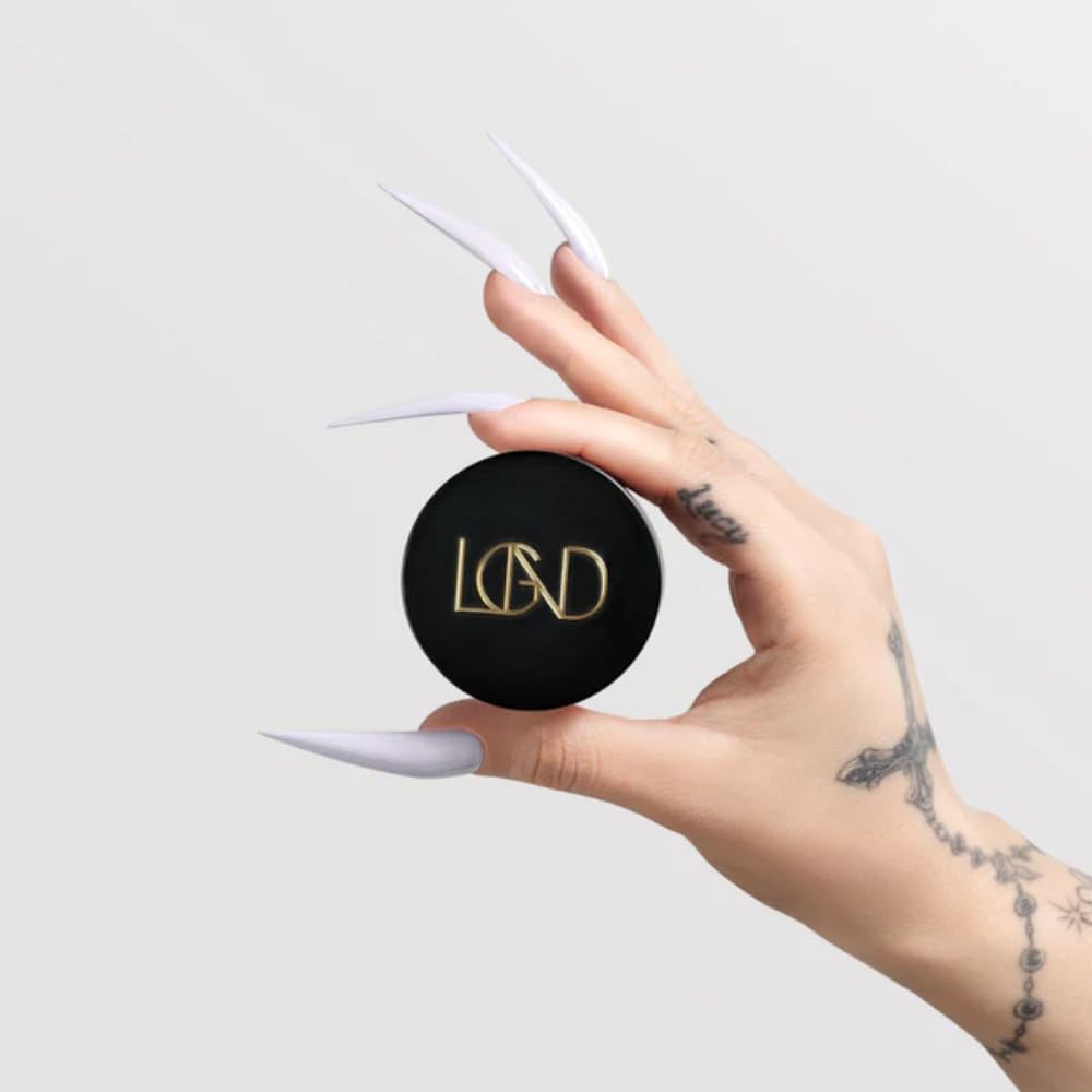 Chaun Legend acrylic powder balances drying time for controlled artistry