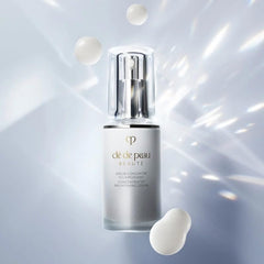 Application glow moment from Clé de Peau Beauté Concentrated Brightening Serum to enhance clarity and luminosity.