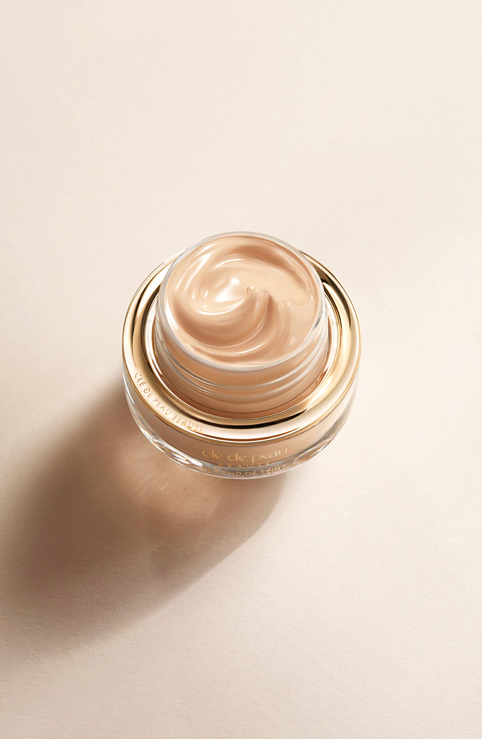 Detail of hydrating properties in Clé de Peau Beauté foundation