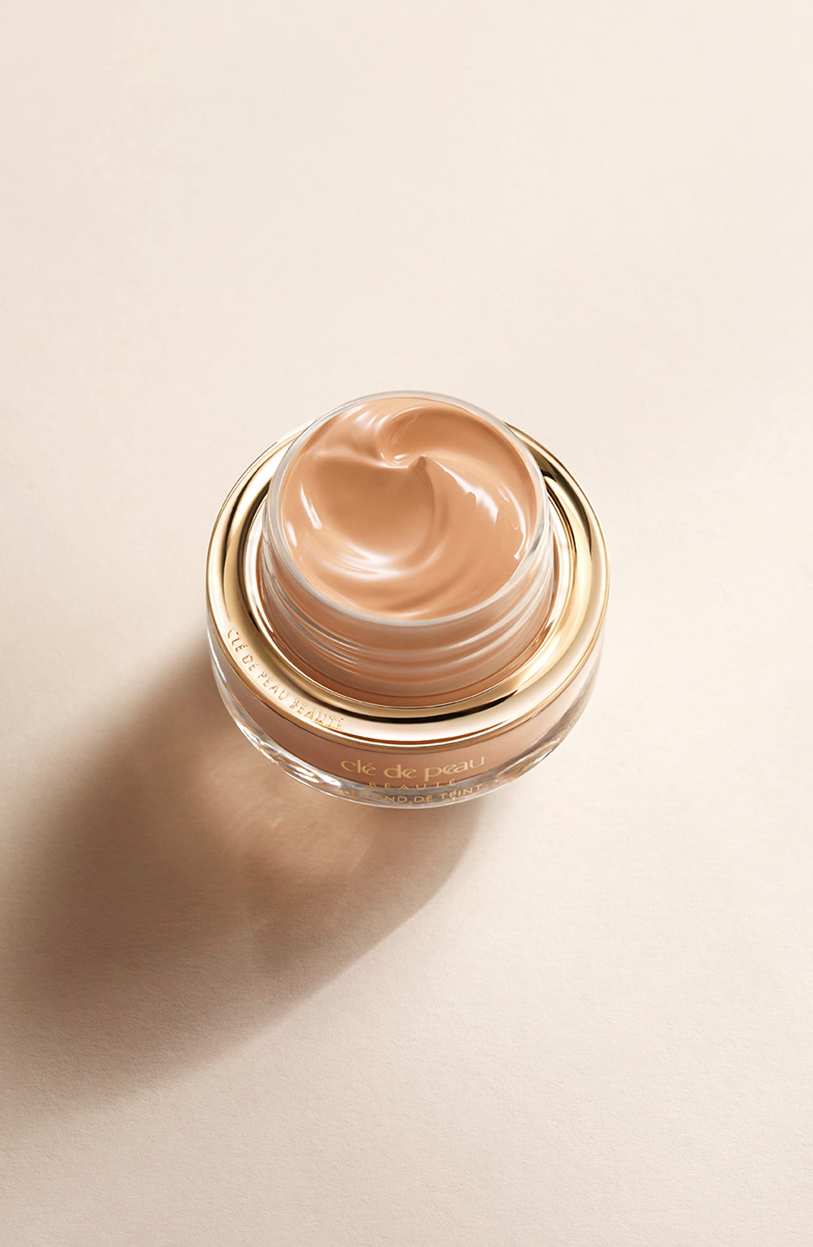 Clé de Peau Beauté Foundation cap and pump design enhances ease of use.