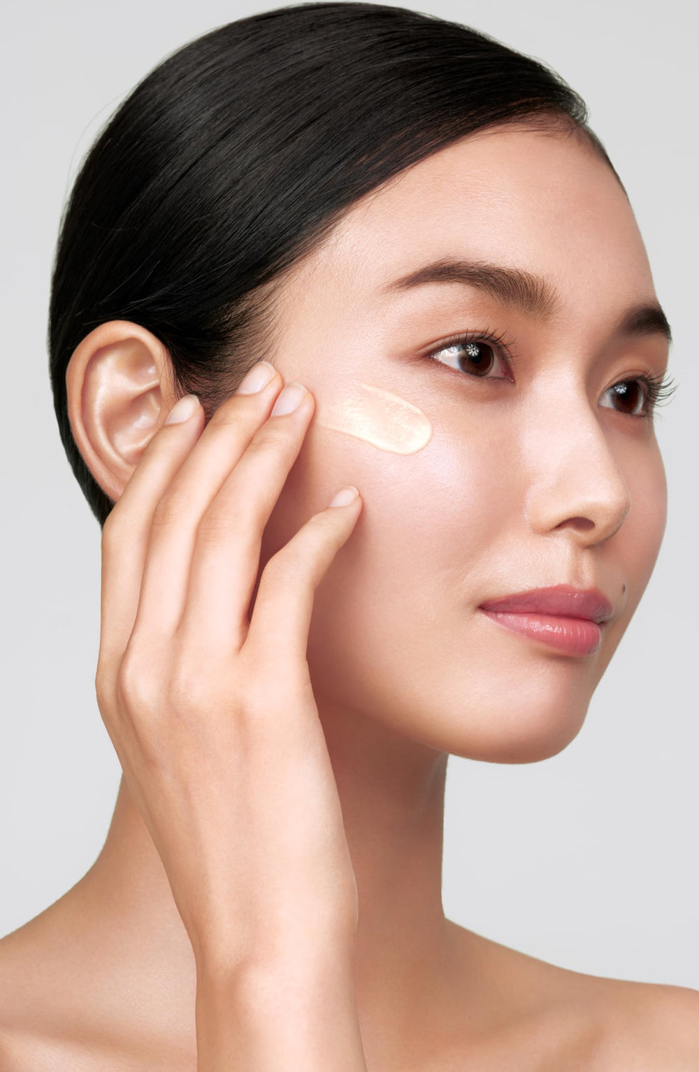 Clé de Peau Beauté Wrinkle Smoothing Serum Supreme dropper close-up enables precise, even application.