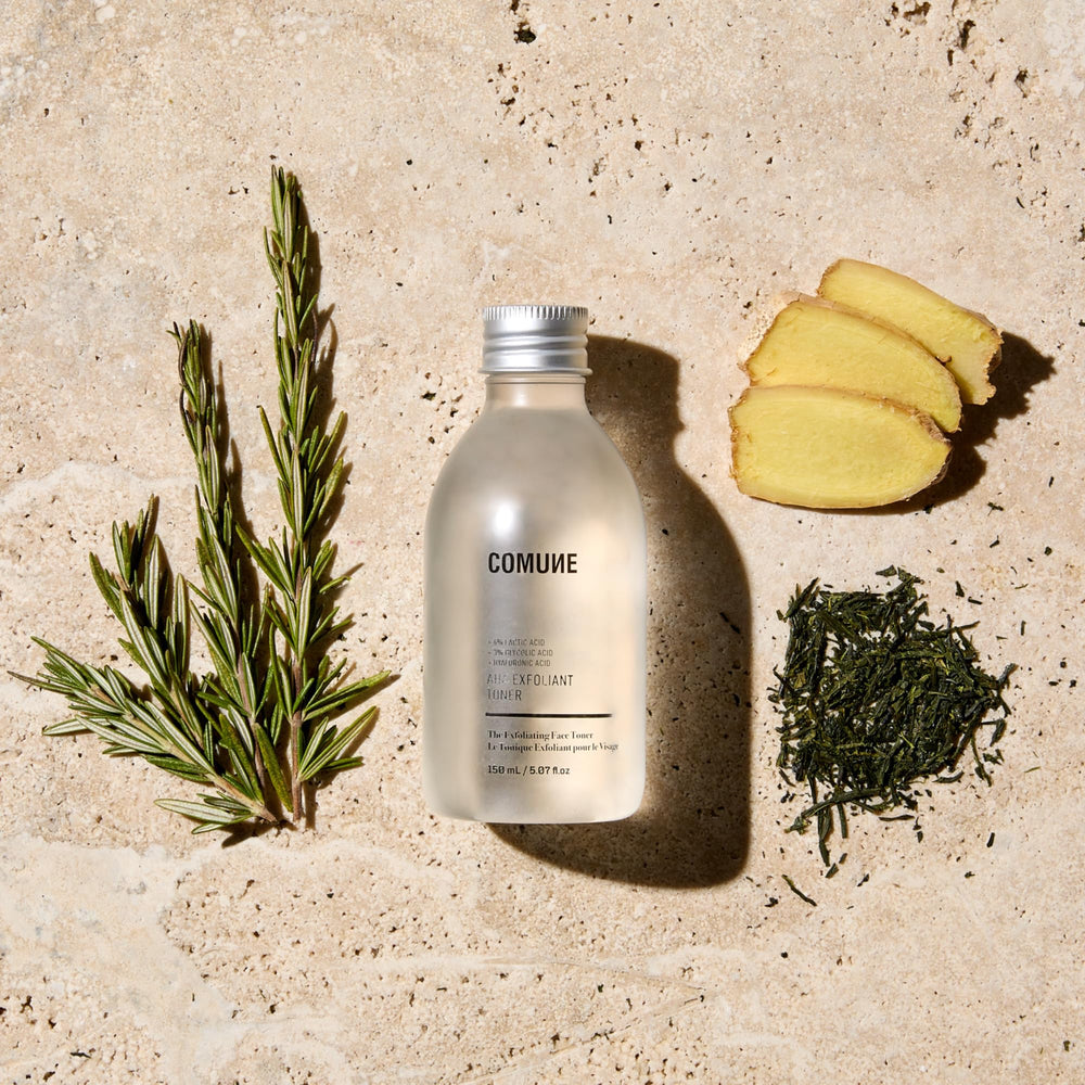 COMUNE AHA Exfoliant Toner bottle application demonstrates even coverage and hydration.