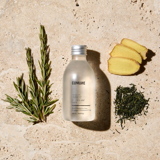COMUNE AHA Exfoliant Toner bottle application demonstrates even coverage and hydration.