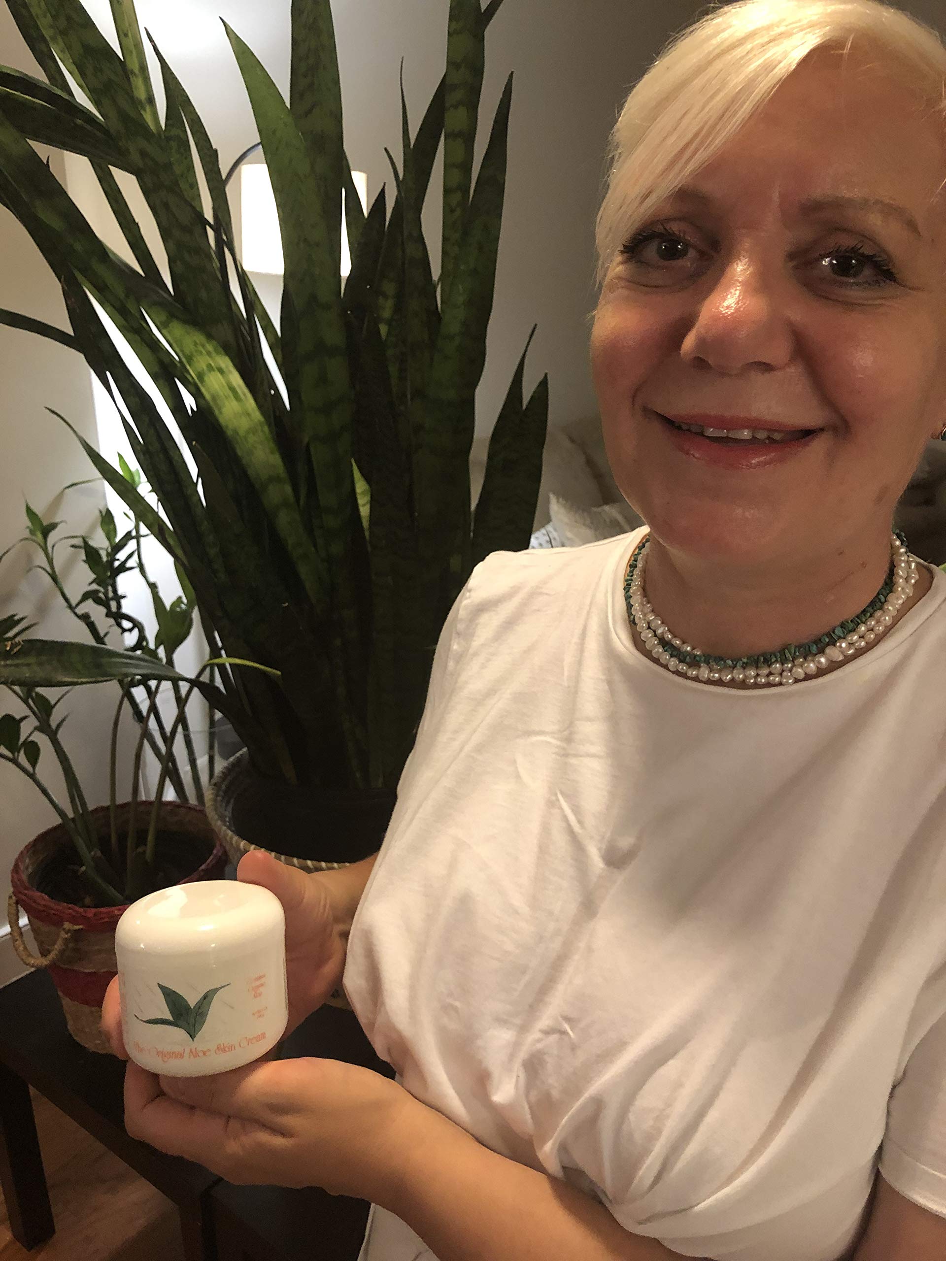 Corium 21 aloe skin cream texture close-up, creamy consistency for smooth skin.