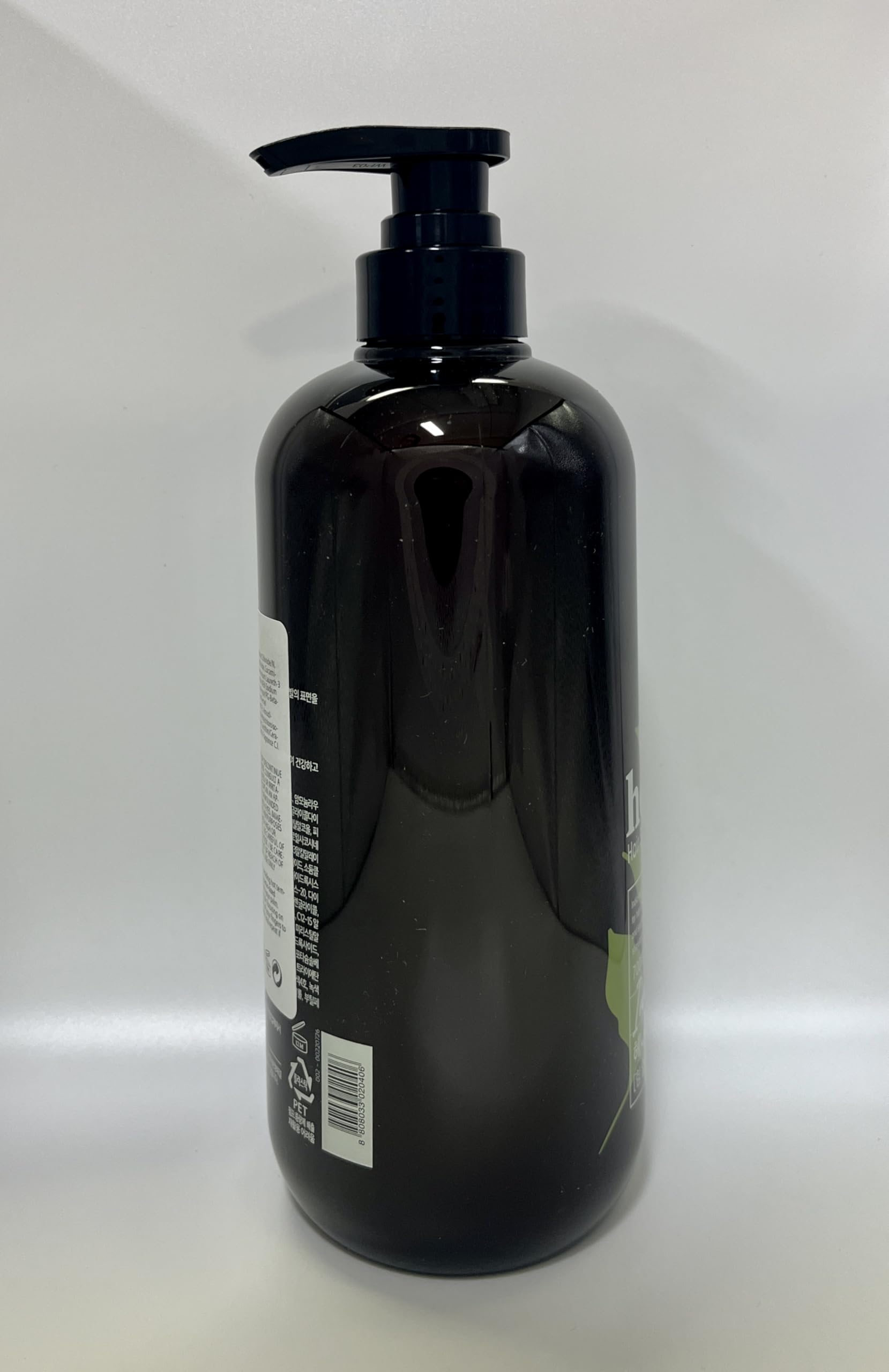 COSMOCOS Henna Hair Shampoo cap close-up emphasizing secure seal and usability.
