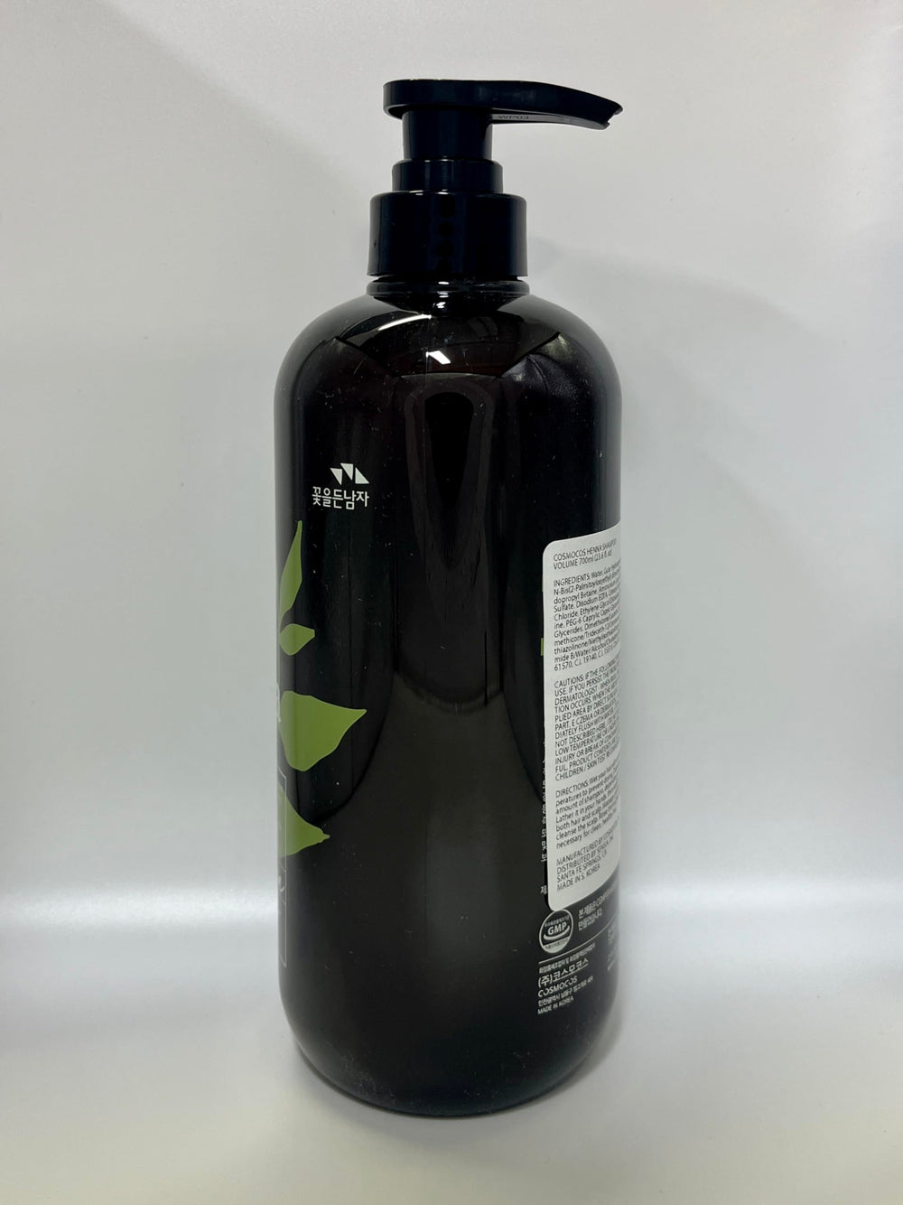 COSMOCOS Henna Hair Shampoo action shot ready for scalp massage and wash.