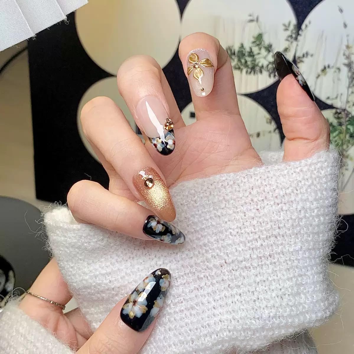 CTTHNBD press-on nails French tip set size M displays versatile elegance.