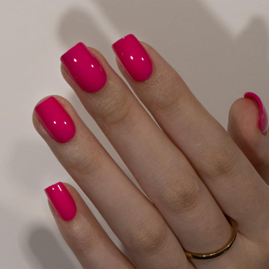 Curvlife full-cover nails with natural look for a comfortable, flexible fit