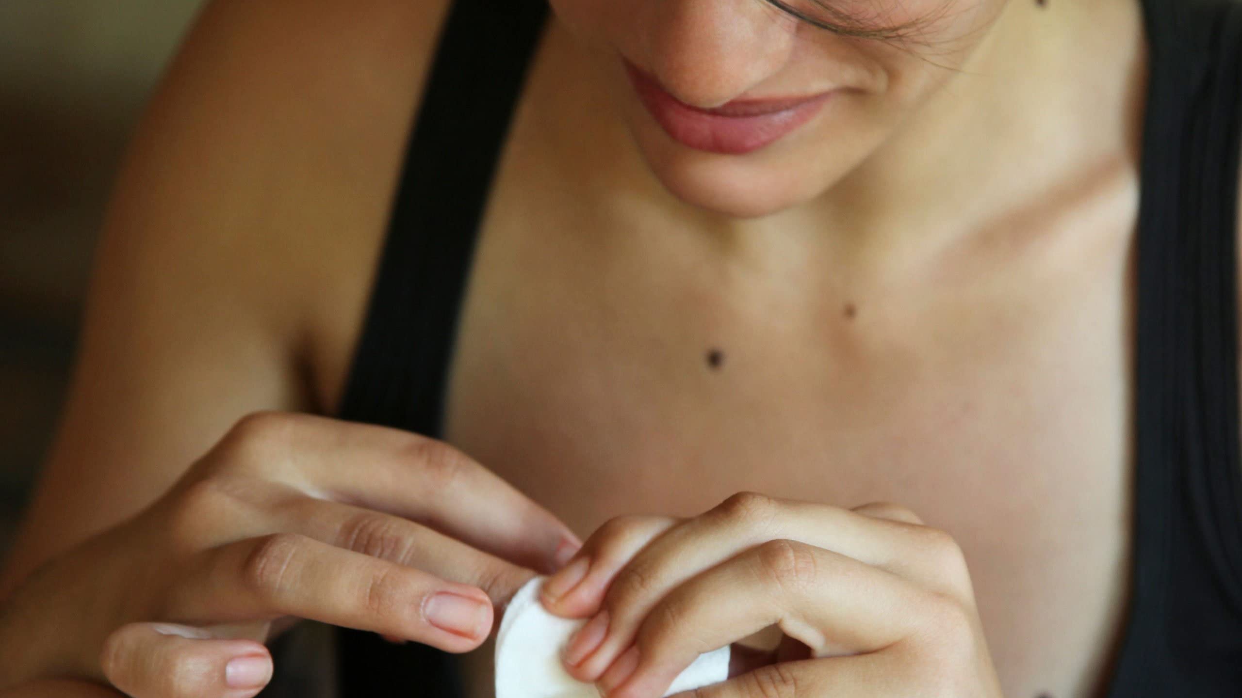 Cutex Swipe and Go remover pad features non-acetone formula for gentle removal.