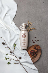 Daeng Gi Meo Ri Daisy Shampoo packaging emphasizes sulfate- and paraben-free formula.